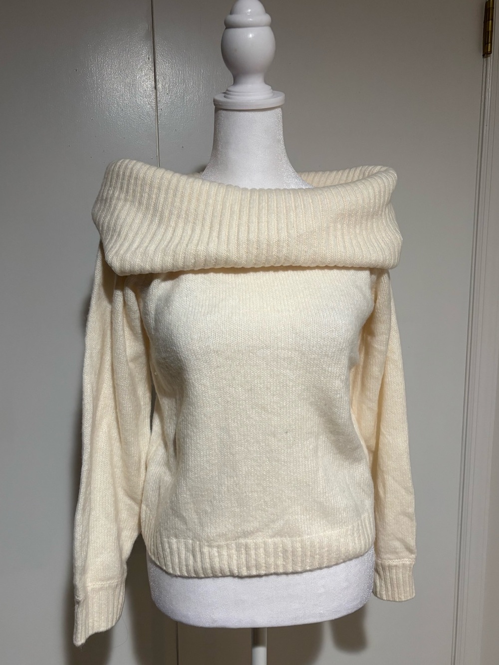 Abercrombie & Fitch Cream Off-the-Shoulder Ribbed Fold Sweater M size